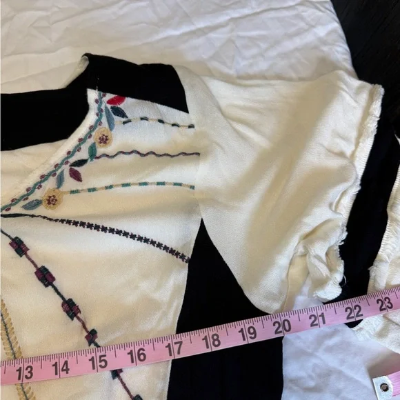Gimmicks by BKE Embroidered Boho Peasant Top Black White Rayon Size L - Picture 7 of 7